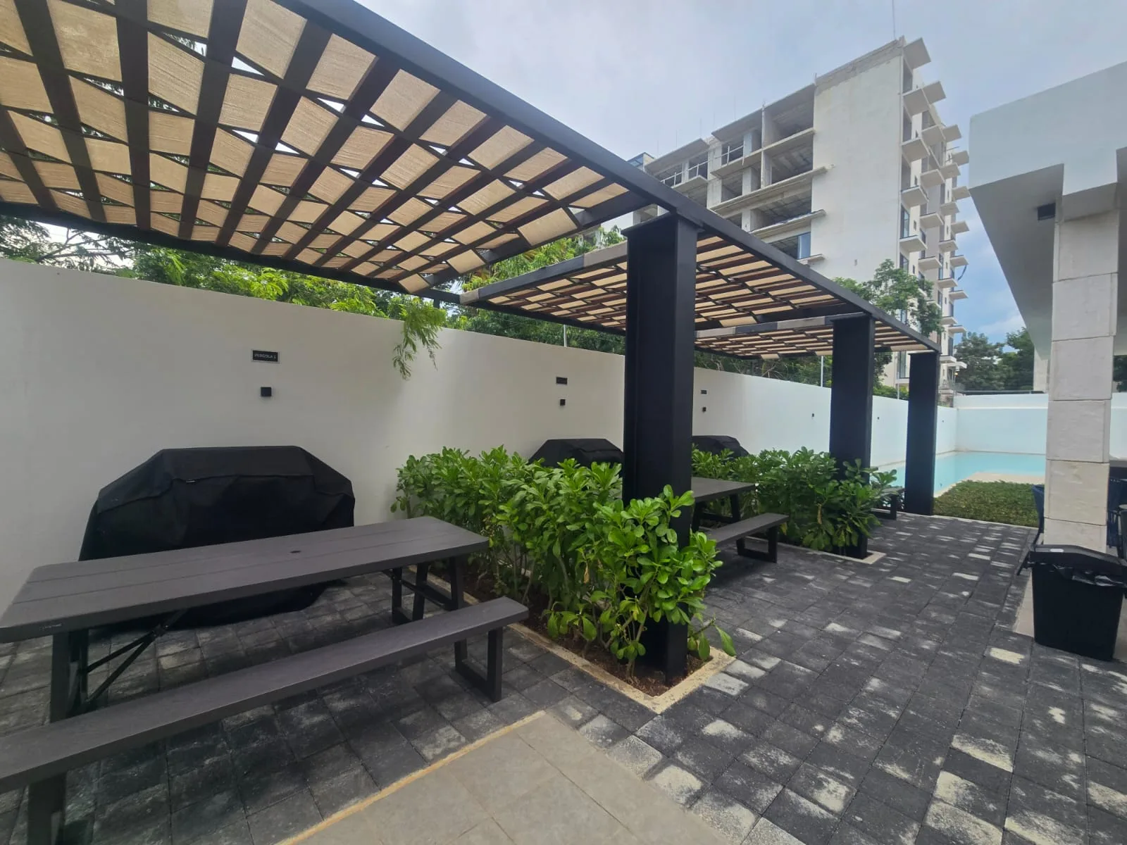 Zona grill al aire libre de Torre Ghalia con asadores